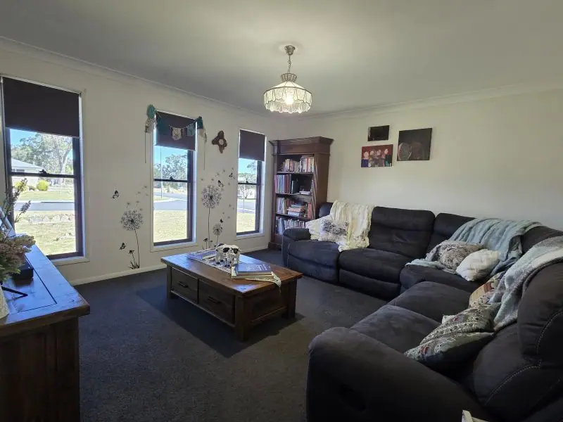 1 Lavena Court, Stanthorpe — photograph 8