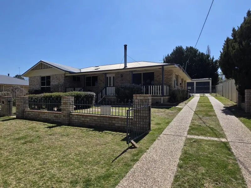 8 Rose Street, Stanthorpe — photograph 2