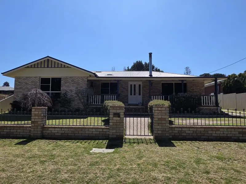 8 Rose Street, Stanthorpe — photograph 3