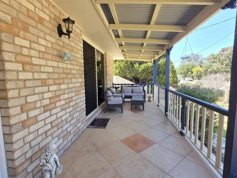 8 Rose Street, Stanthorpe — photograph 6