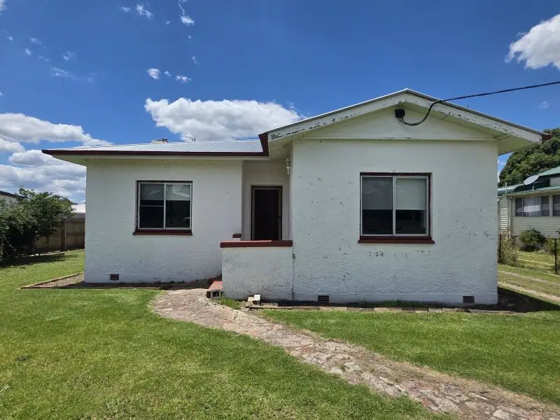 19 Symes Street, Stanthorpe — photograph 2