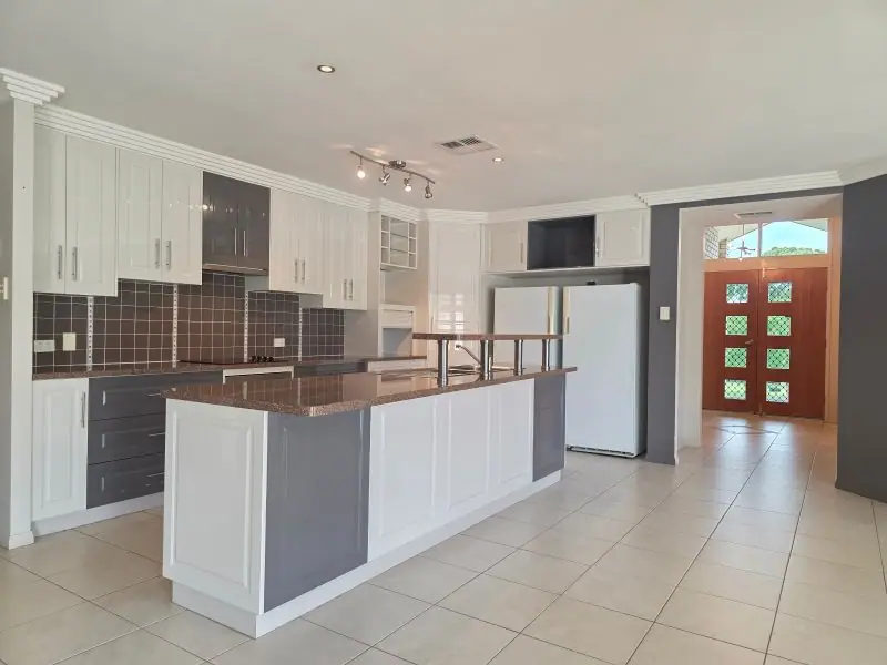 12 Smith Street, Stanthorpe — photograph 4