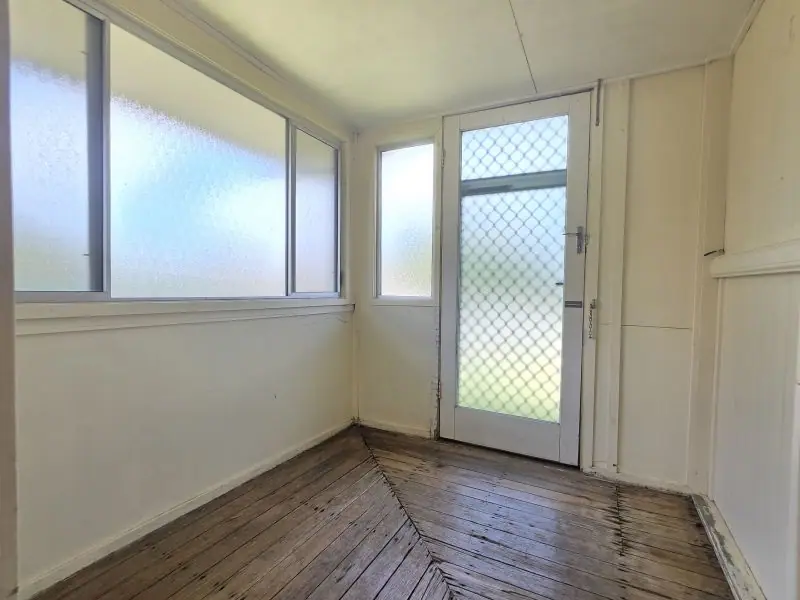 18 Symes Street, Stanthorpe — photograph 2