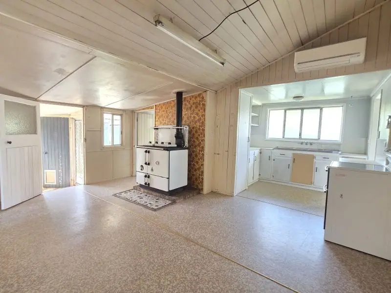 18 Symes Street, Stanthorpe — photograph 5