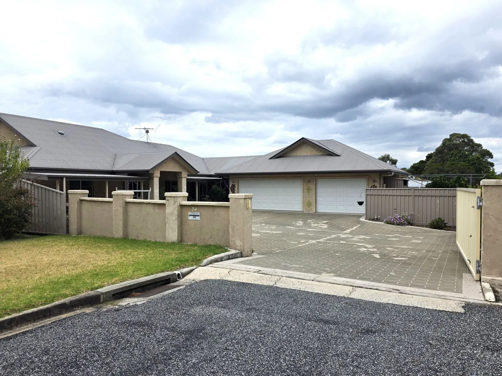 24 Thompson Street, Stanthorpe