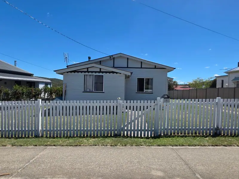 8 Connor Street, Stanthorpe — photograph 2