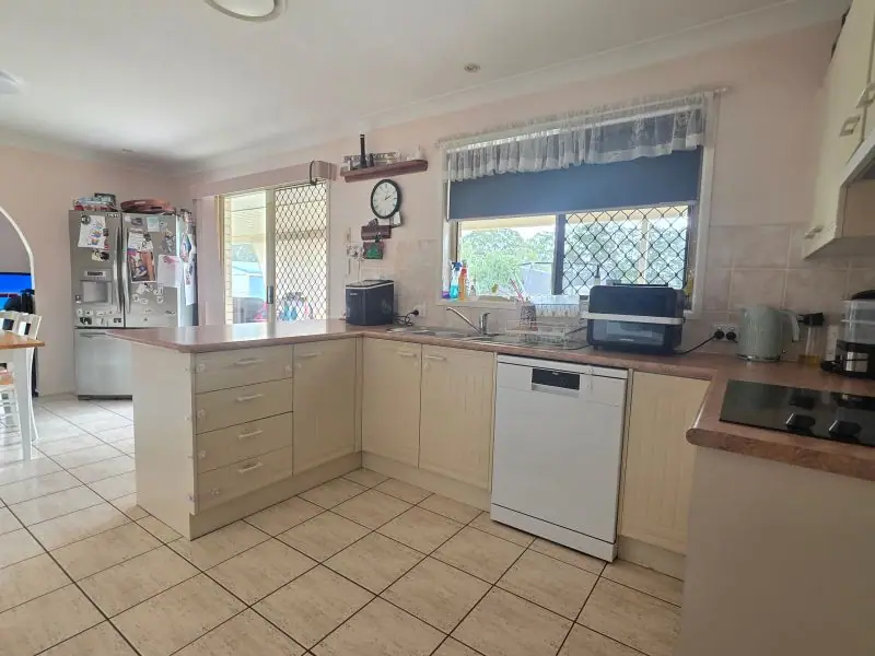 24 Pine Crescent, Dalveen — photograph 3