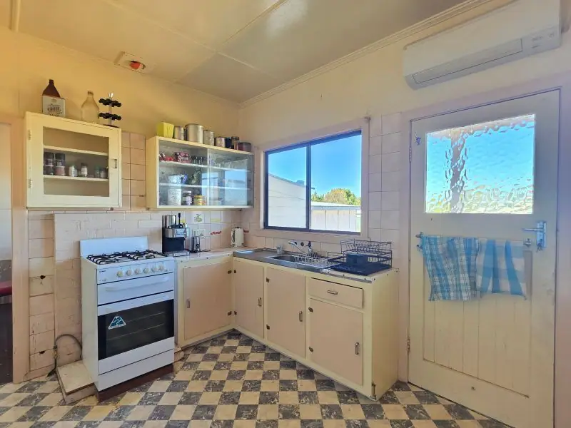 97 College Road, Stanthorpe — photograph 2