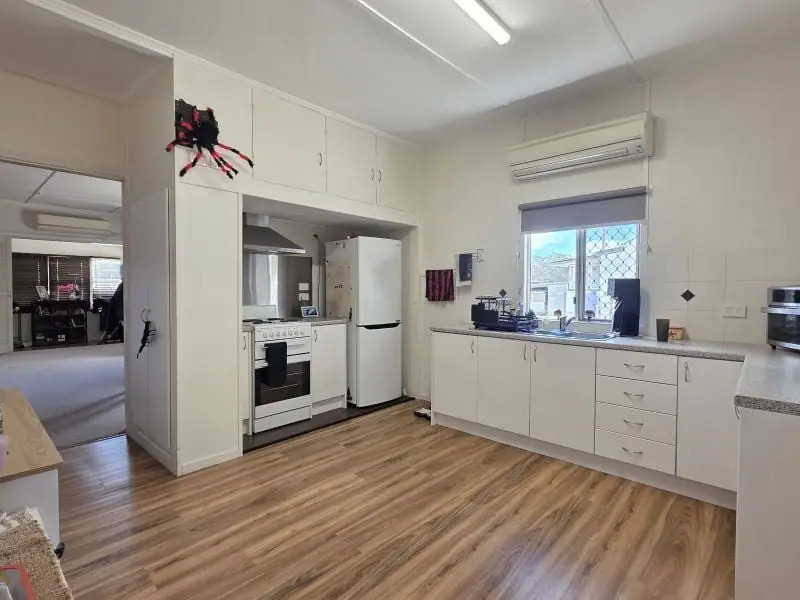 8 Harris Street, Stanthorpe — photograph 4